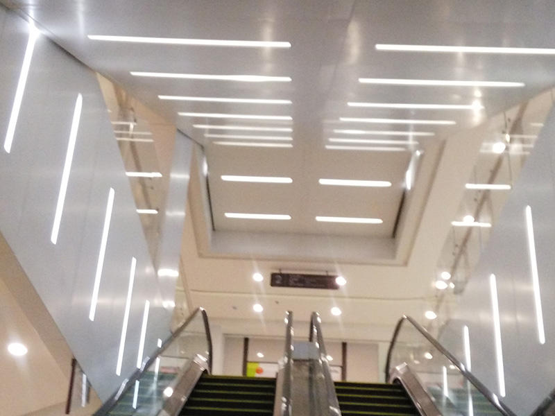 Recessed LED Linear Light LW50 Used in the Shoping Mall